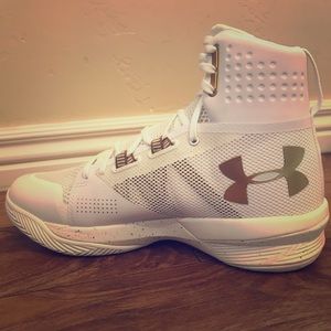 Under Armour Woman’s Highlight Ace shoe.